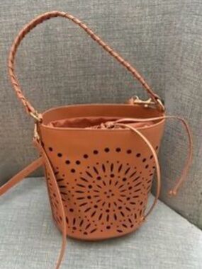 CHICO’S, Laser-Cur Leather Bucket Bag, EUC